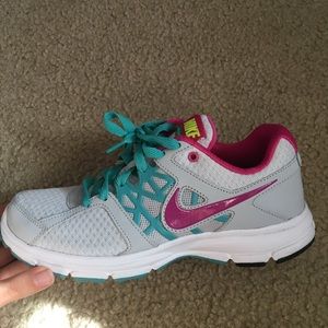 nike relentless 2 women’s tennis shoes